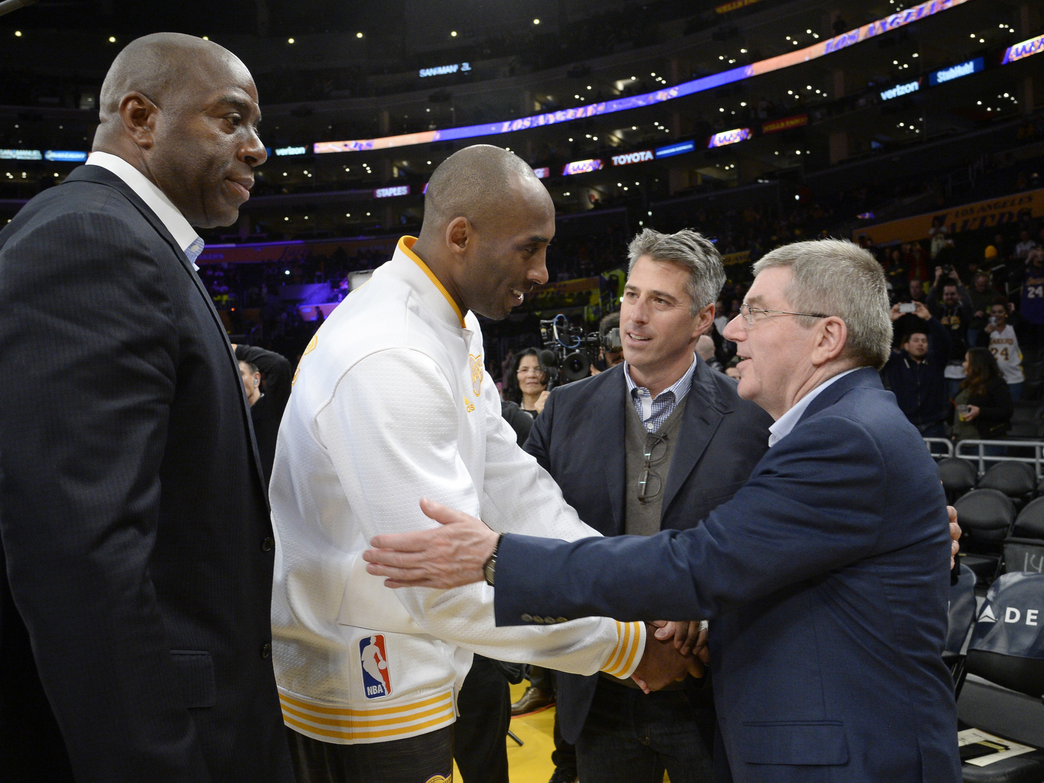 Thomas Bach, right, pictured meeting basketball superstar Kobe Bryant during a visit to Los Angeles in 2016 ©Getty Images