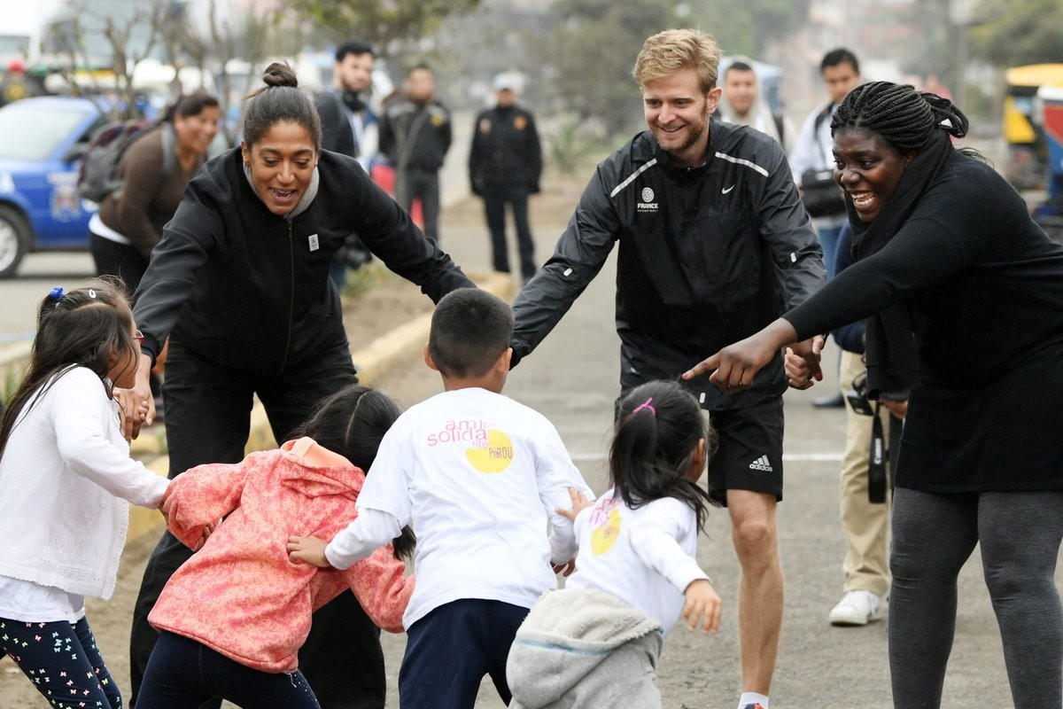 French athletes met with local children to support the project ©Paris 2024