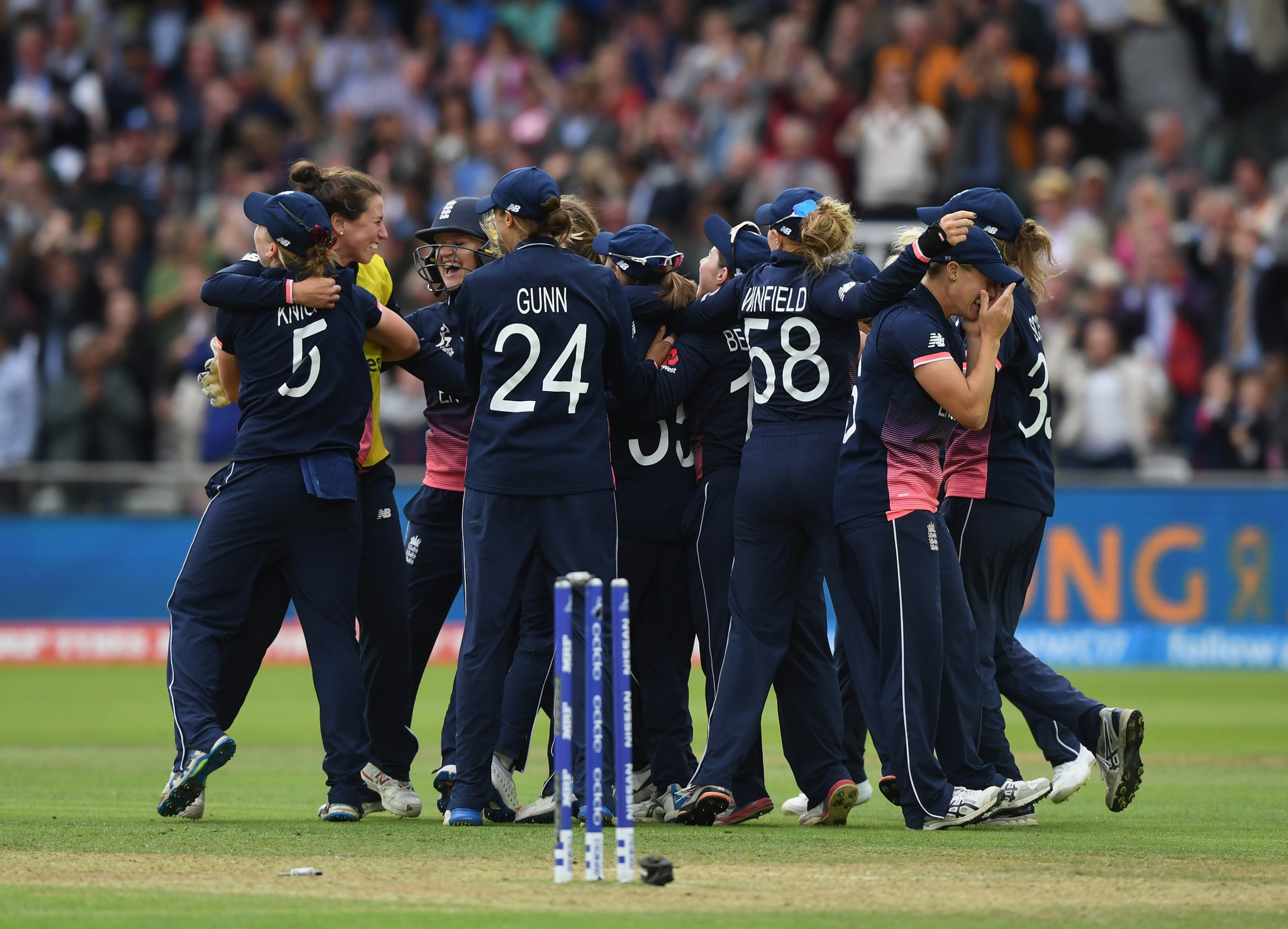 Kia will continue their sponsorship of the England women's team ©Getty Images