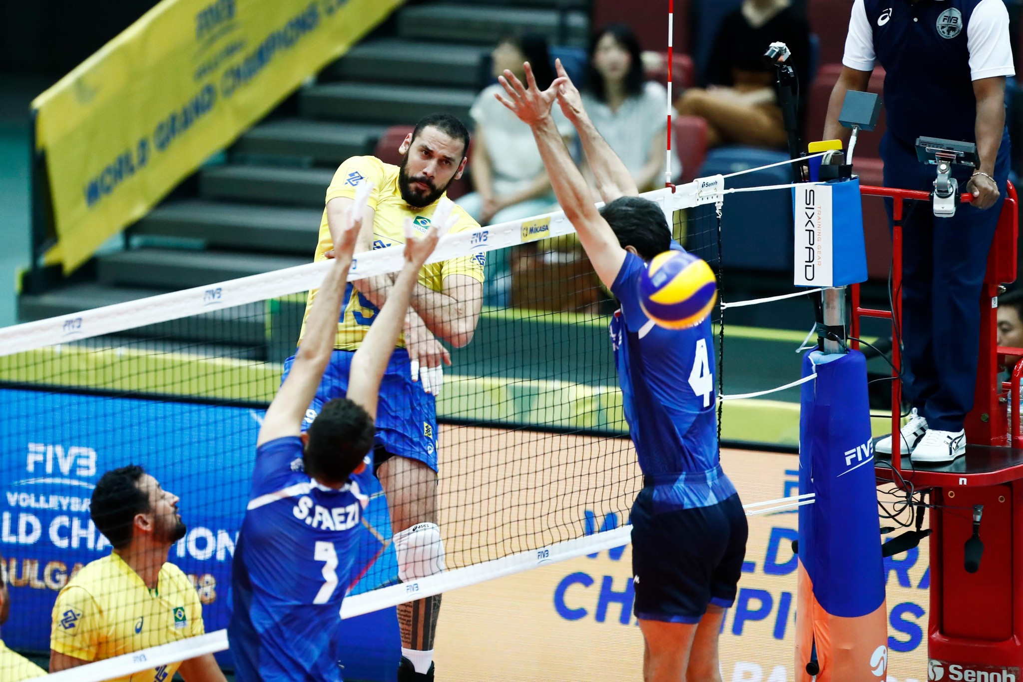 Brazil ended Iran's perfect start with a straight sets win ©FIVB