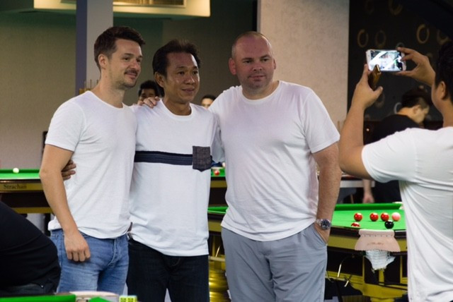 Michael Holt, left, and Stuart Bingham, right, with owner James Wattana at the World Class Snooker Club ©World Snooker