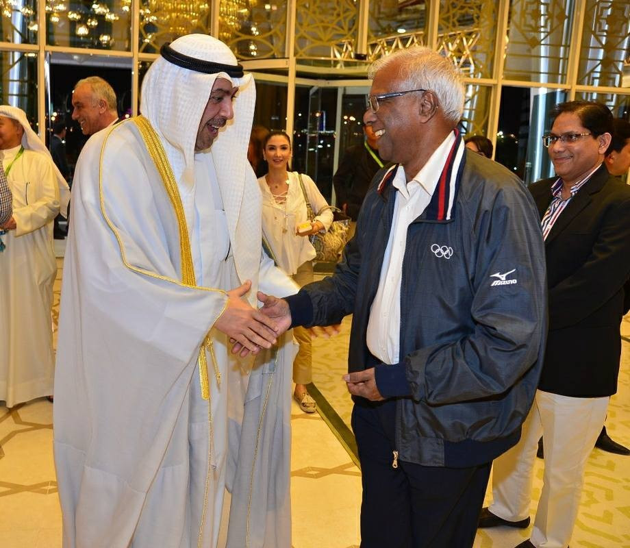 Sheikh Ahmad meeting OCA medical director Tan Sri Dr Mani Jegathesan on his arrival ©OCA