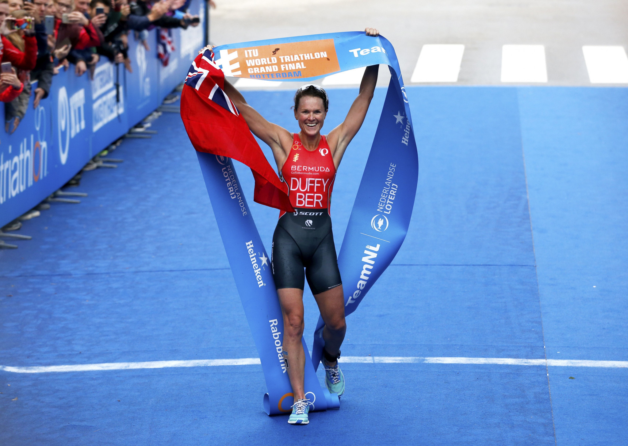 Flora Duffy celebrates retaining her world triathlon title at the Rotterdam Grand Final ©Getty Images