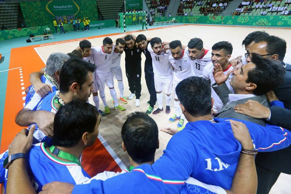 Iranian players gather during their men's football match with Tahiti ©Ashgabat 2017