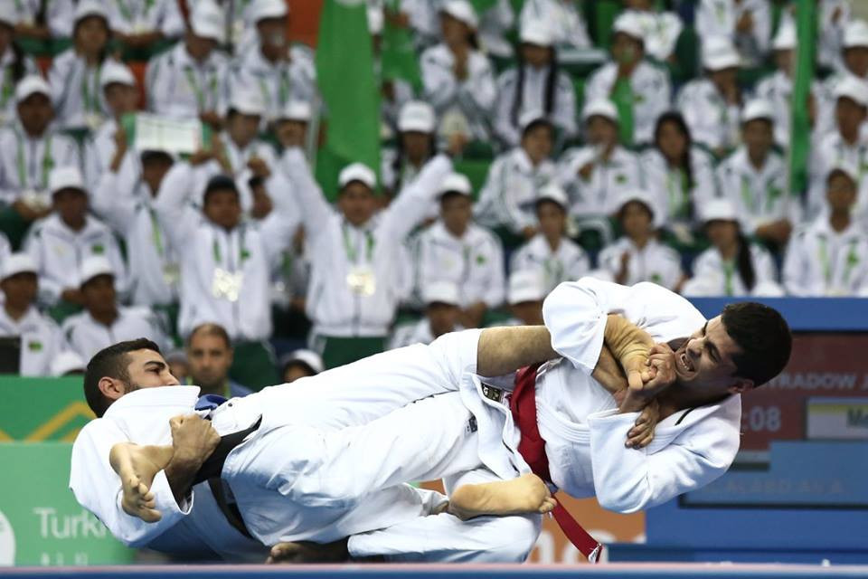 Fighters from Iraq and Turkmenistan clash in ju jitsu ©Ashgabat 2017