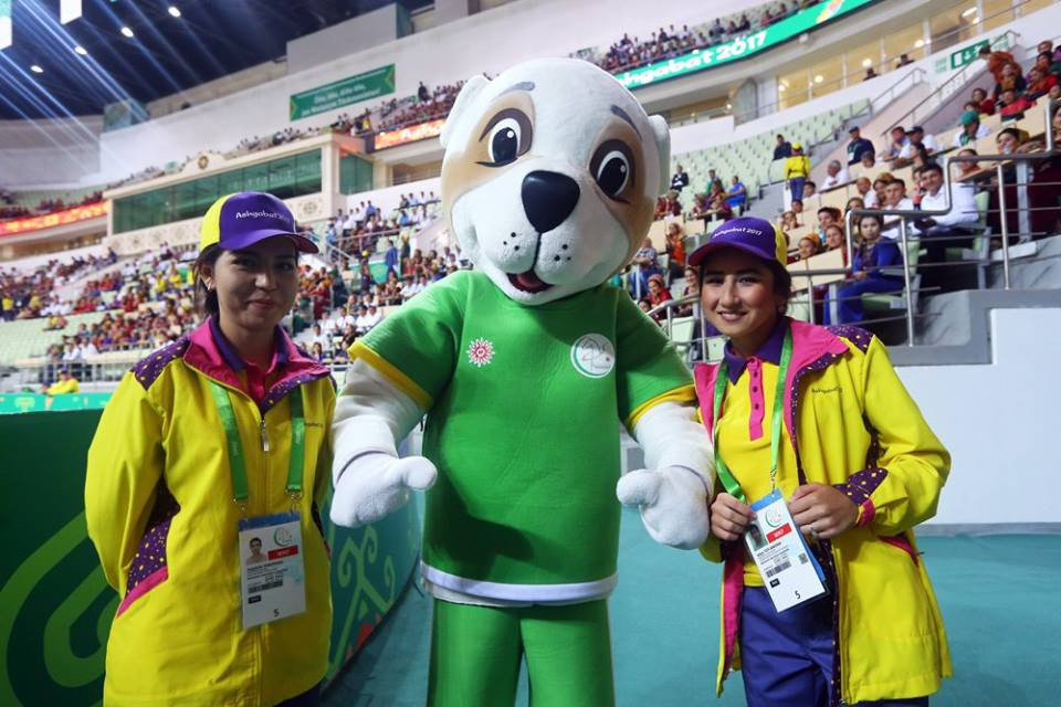 Volunteers and mascots pose together during the men's futsal competition ©Ashgabat 2017