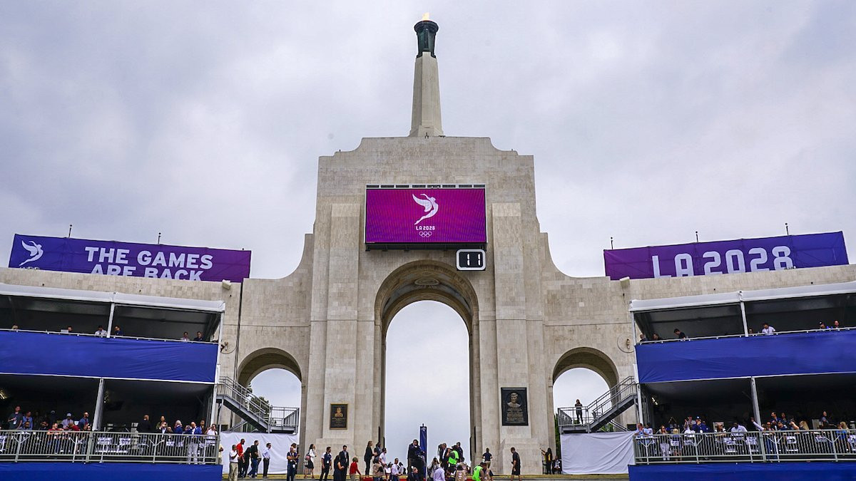 IOC President Thomas Bach joined Rafer Johnson to light the Olympic cauldron at the Los Angeles Memorial Coliseum before the start of the NFL match between LA Rams and Washington Redskins ©Twitter