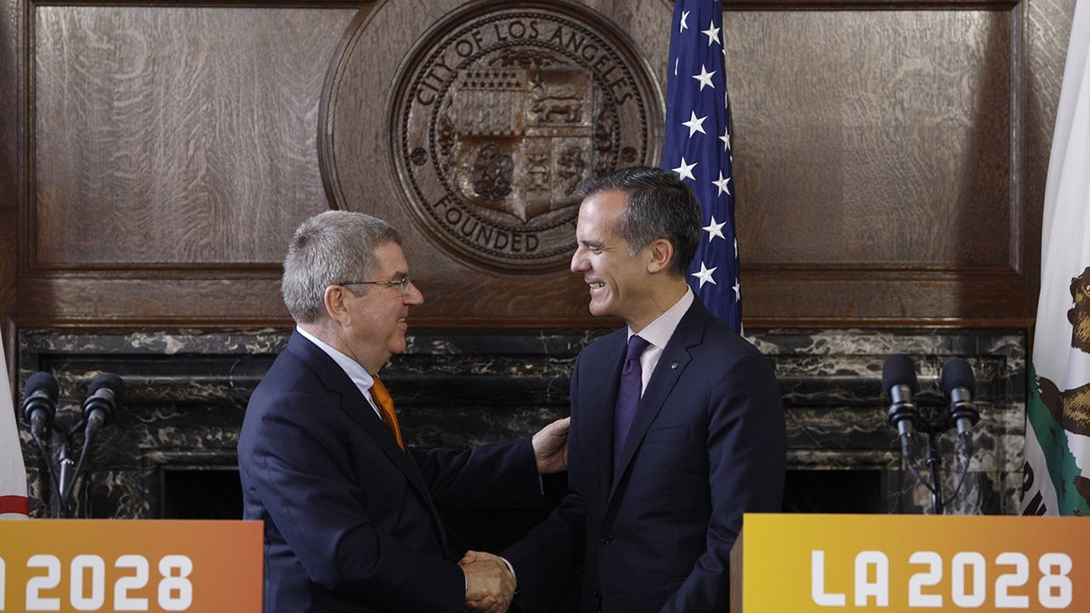 Thomas Bach appeared alongside Los Angeles Mayor Eric Garcetti at City Hall at the end of a two-day visit to the city ©Twitter