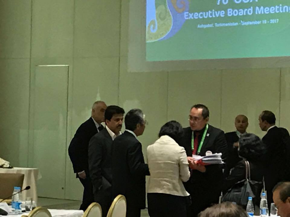 Discussions continued into the coffee break during today's OCA Executive Board meeting ©ITG