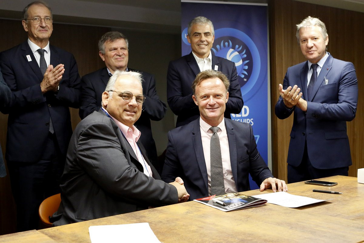 The Presidents of United World Wrestling and the International School Sports Federation, Nenad Lalovic, left, and Laurent Petrynka, right, signed a Memorandum of Understanding in Paris ©UWW