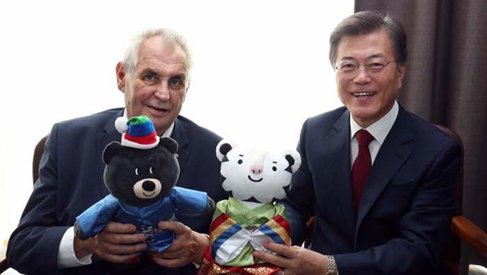 South Korean President Moon Jae-presented two Pyeongchang 2018 mascots to the Czech Republic leader Miloš Zeman during a meeting at the United Nations in New York City ©Korean Government