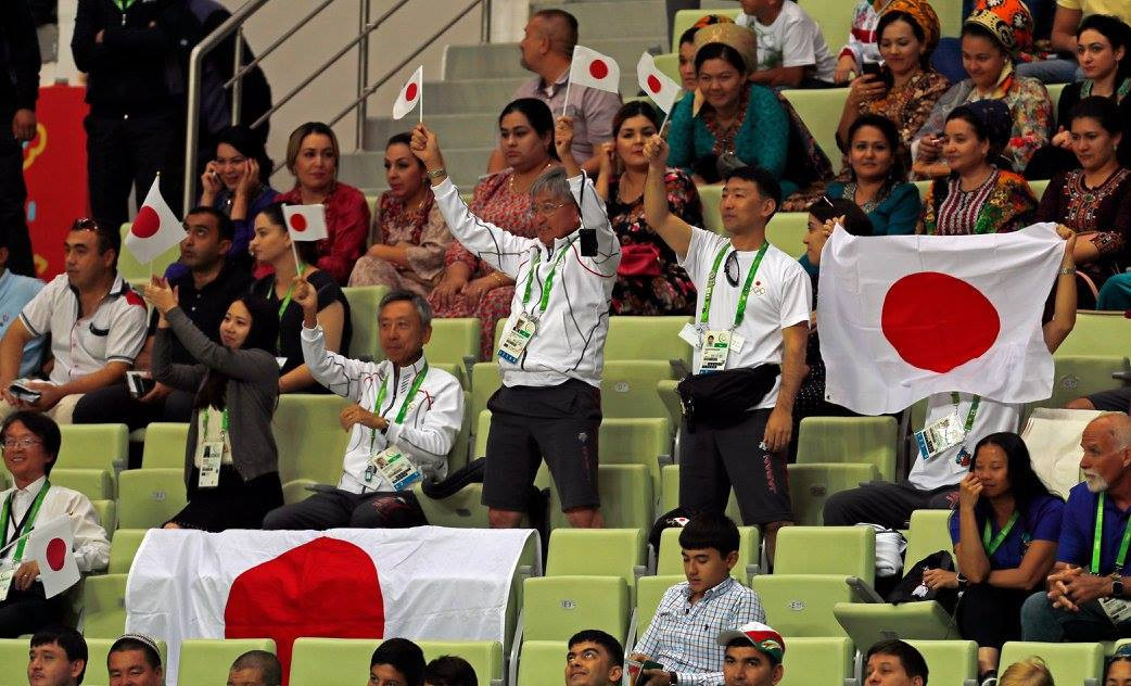 Japanese supporters cheer during the futsal match ©Ashgabat 2017