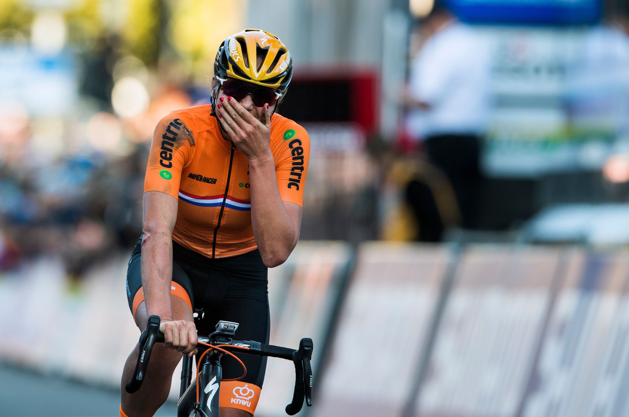 Blaak breaks clear to win women's elite title at UCI Road World Championships