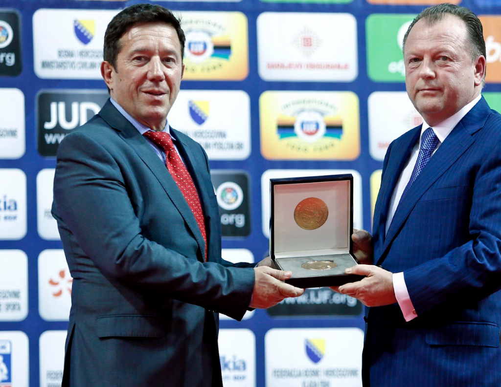 IJF President Marius Vizer presented the Federation's gold medal to Bosnia and Herzegovina Judo Federation President Branislav Crnogorac