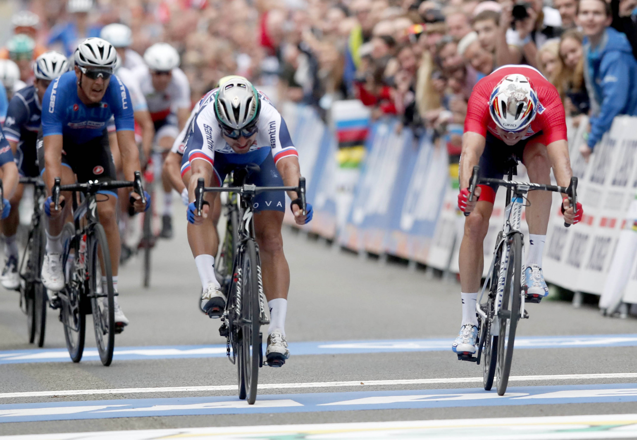 Sagan wins historic third straight men's elite title at UCI Road World Championships