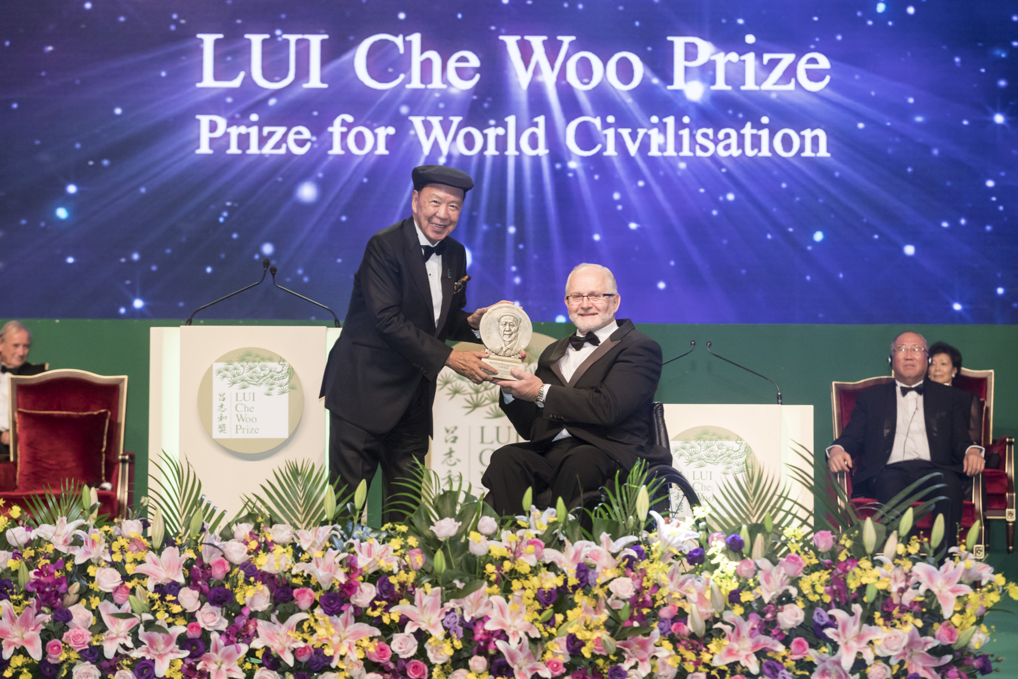 Former IPC President Sir Philip receives LUI Che Woo Prize