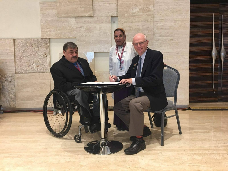 IWAS President Paul DePace, left, and his World ParaVolley equivalent Barry Couzner, right, signed the agreement at a meeting in Abu Dhabi ©IWAS