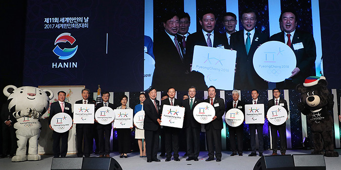 Moon Jae-in poses for a photo with leaders of overseas Korean communities, as well as Organising Committee President Lee Hee-beom, after giving them PyeongChang 2018 Olympic and Paralympic Winter Games badges ©Korean Government
