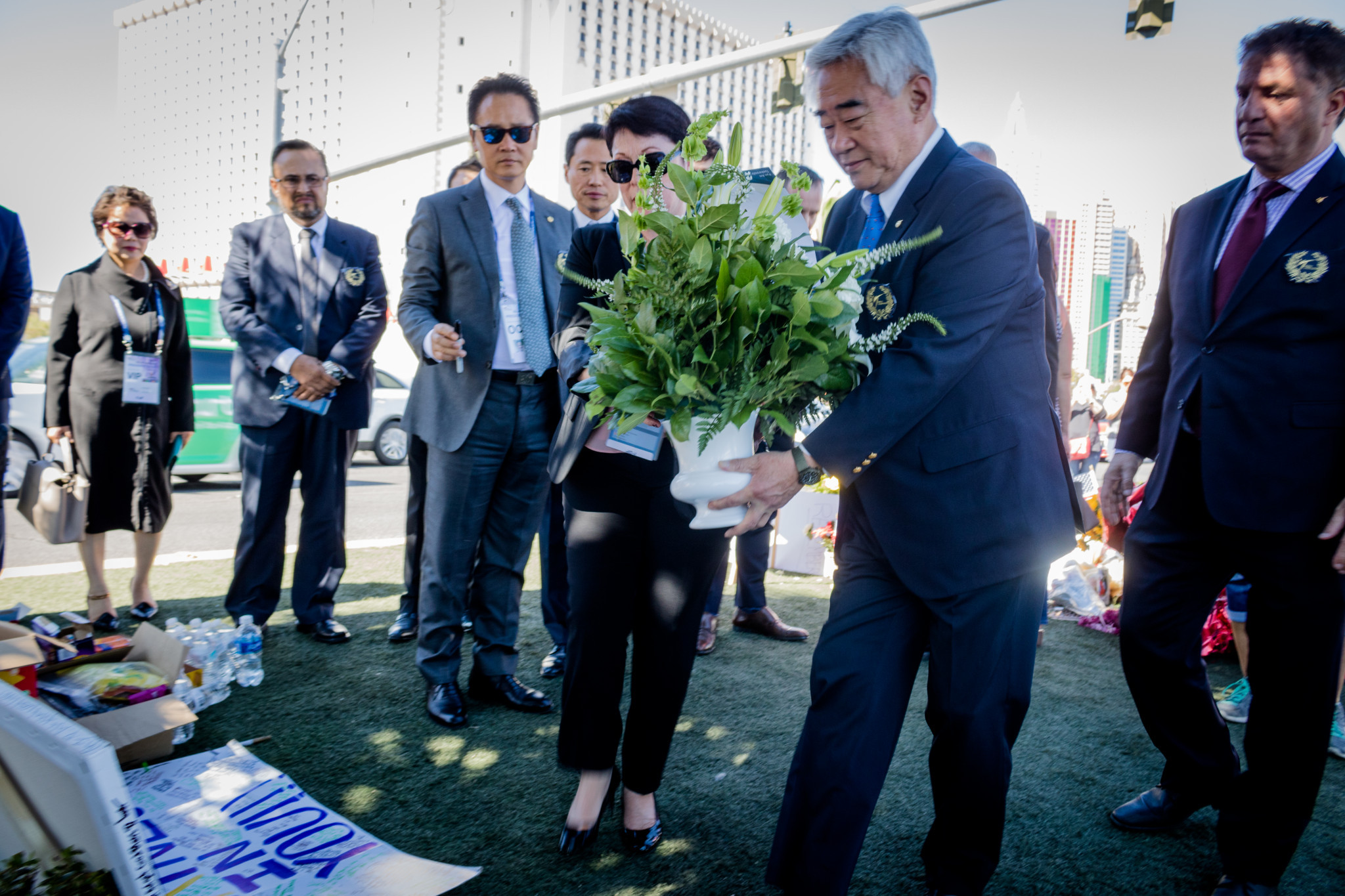 World Taekwondo President Chungwon Choue lays a wreath at the site of the Las Vegas shooting ©World Taekwondo