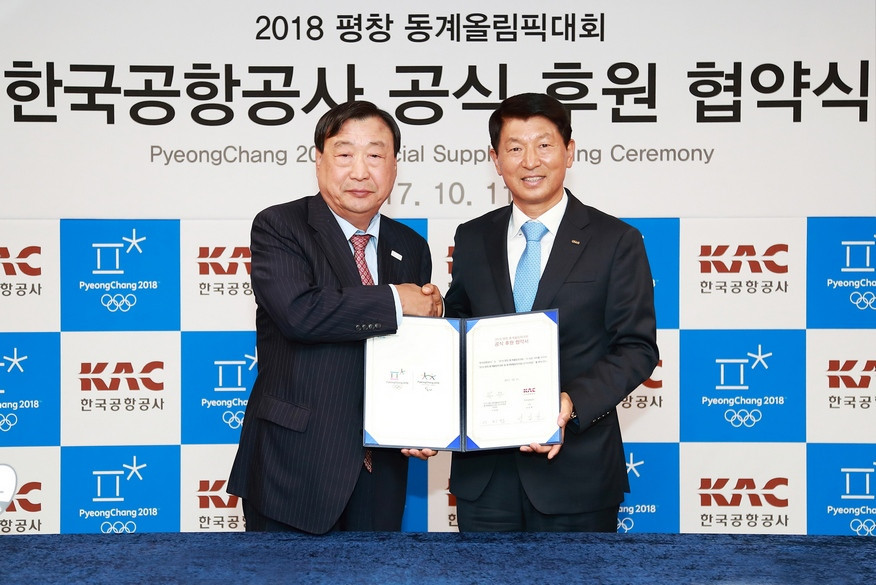 Lee Hee-beom, on left, President of Pyeongchang 2018 , with Sung Il-Hwan, President, Korea Airports Corporation, at the signing of the sponsorship deal ©Pyeongchang 2018