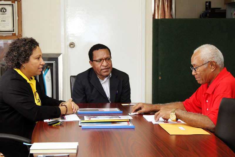 Wesley Raminai, centre, was briefed by Sir John Dawanincura, right, and Auvita Rapilla, left, during his visit ©A. Molen/PNGOC