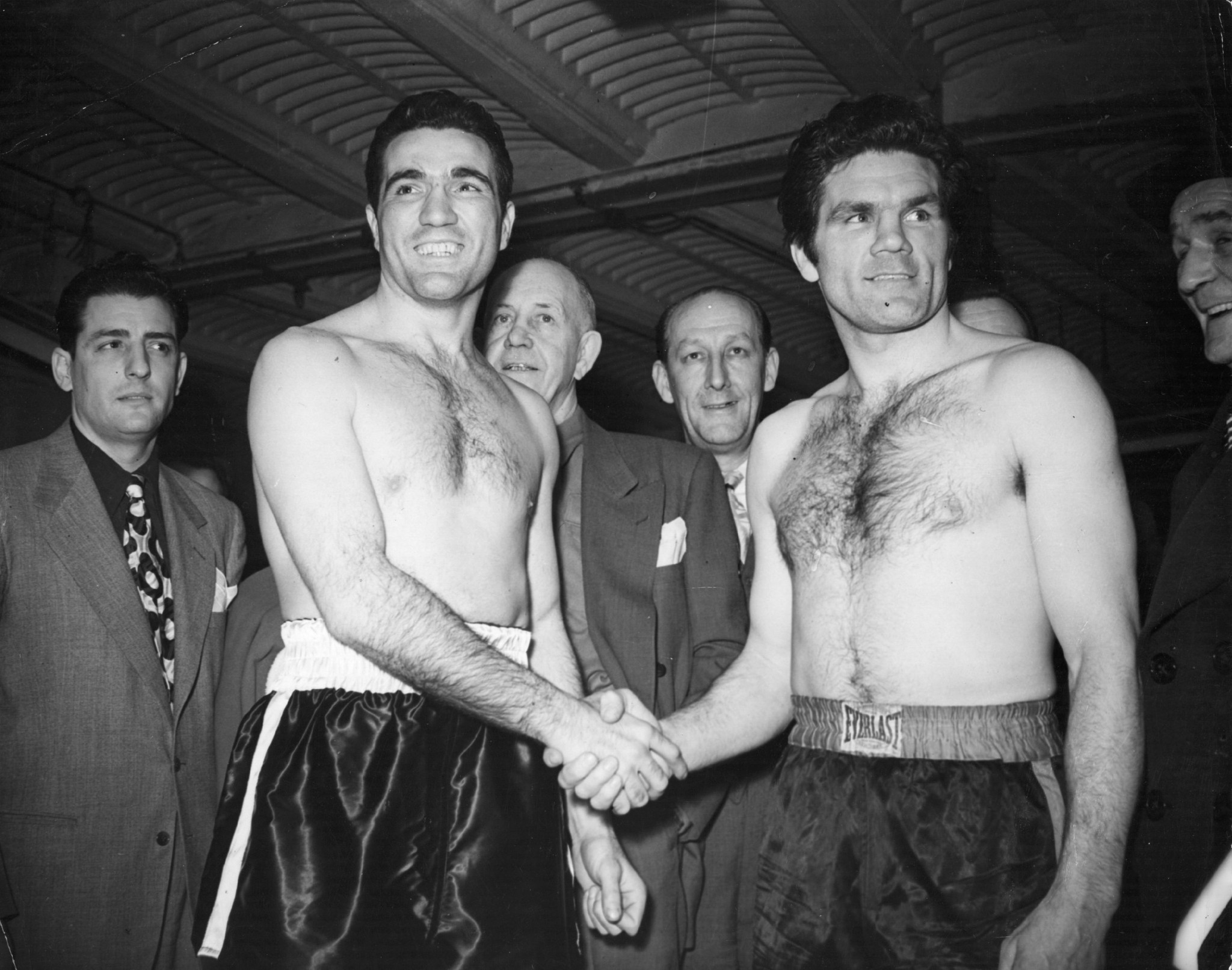 British heavyweight boxing champion Freddie Mills shaking hands with his opponent Joe Maxim ©Getty Images