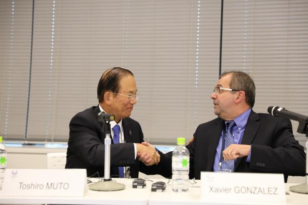 Tokyo 2020 chief executive Toshirō Mutō, left, and IPC counterpart Xavier Gonzalez at the closing of the fourth Project Review ©Tokyo 2020/Shugo Takemi
