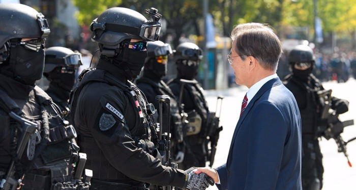 Moon Jae-in meeting members of a police commando unit ©Korean Government