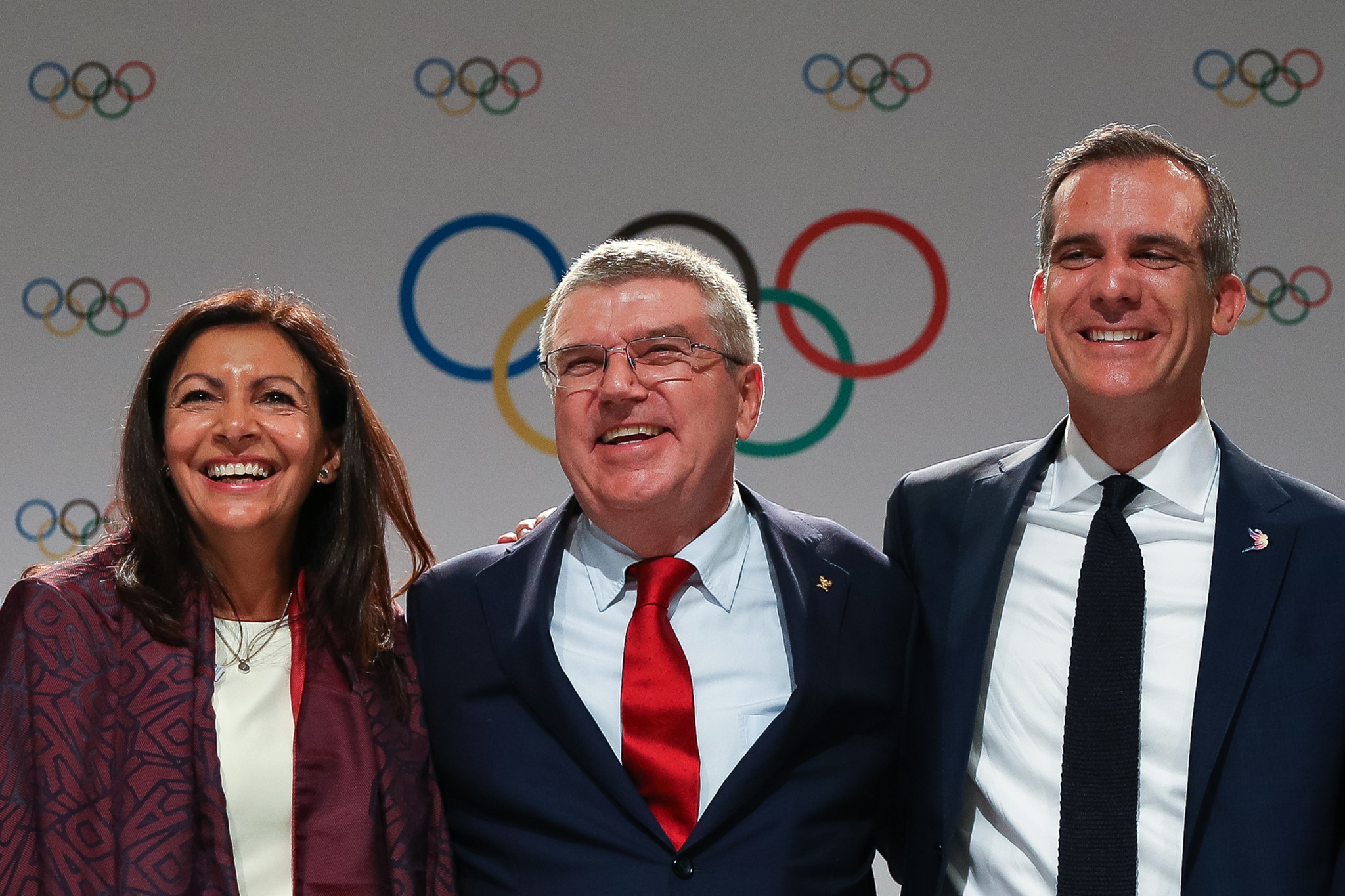Anne Hidalgo, left, and Eric Garcetti, right, pictured either side of IOC President Thomas Bach ©Getty Images