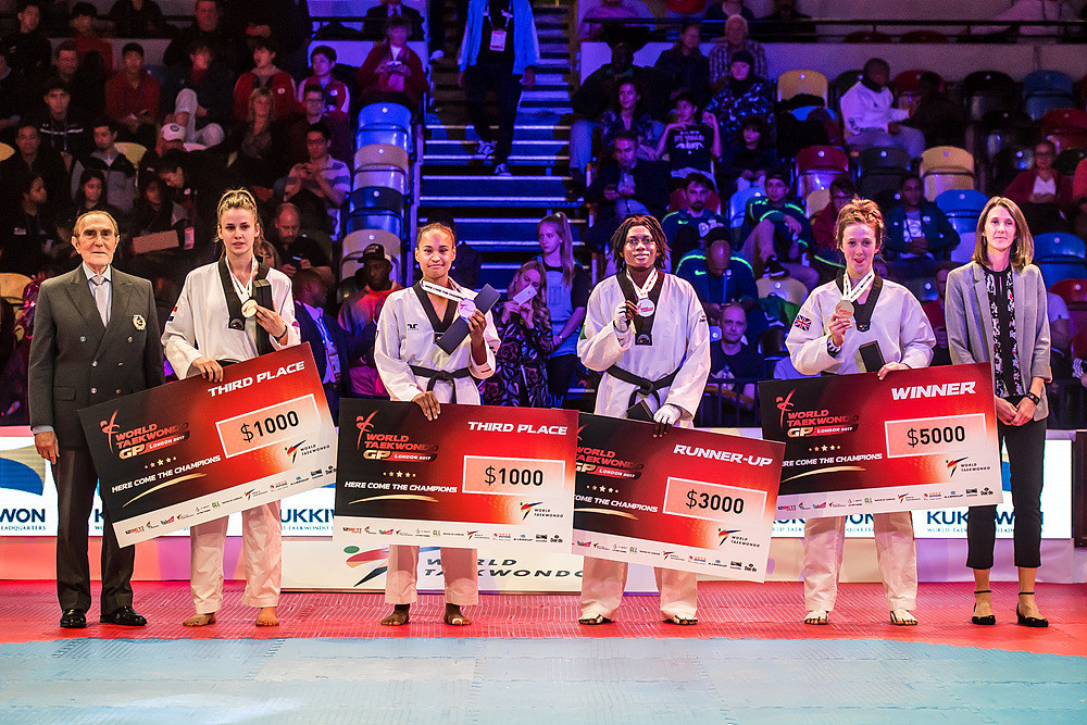 She celebrated with her fellow medallists ©World Taekwondo