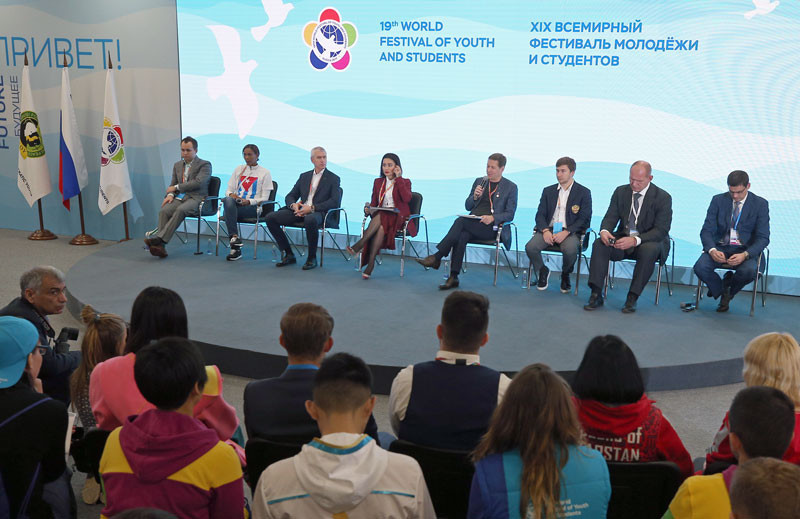 Oleg Matytsin, third from left, with the other panellists ©FISU