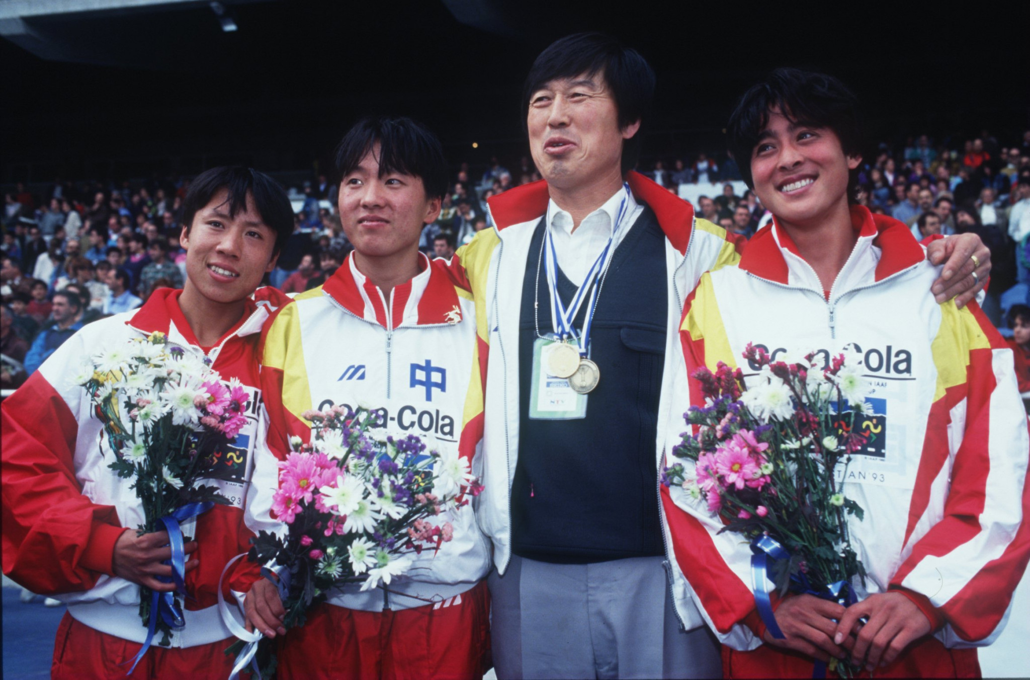 Top Chinese athlete pose with coach Ma Junren, second right, in 1993 ©Getty Images