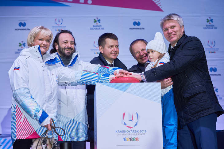 Russian Sports Minister Pavel Kolobkov, right, was present during the celebrations ©Krasnoyarsk 2019