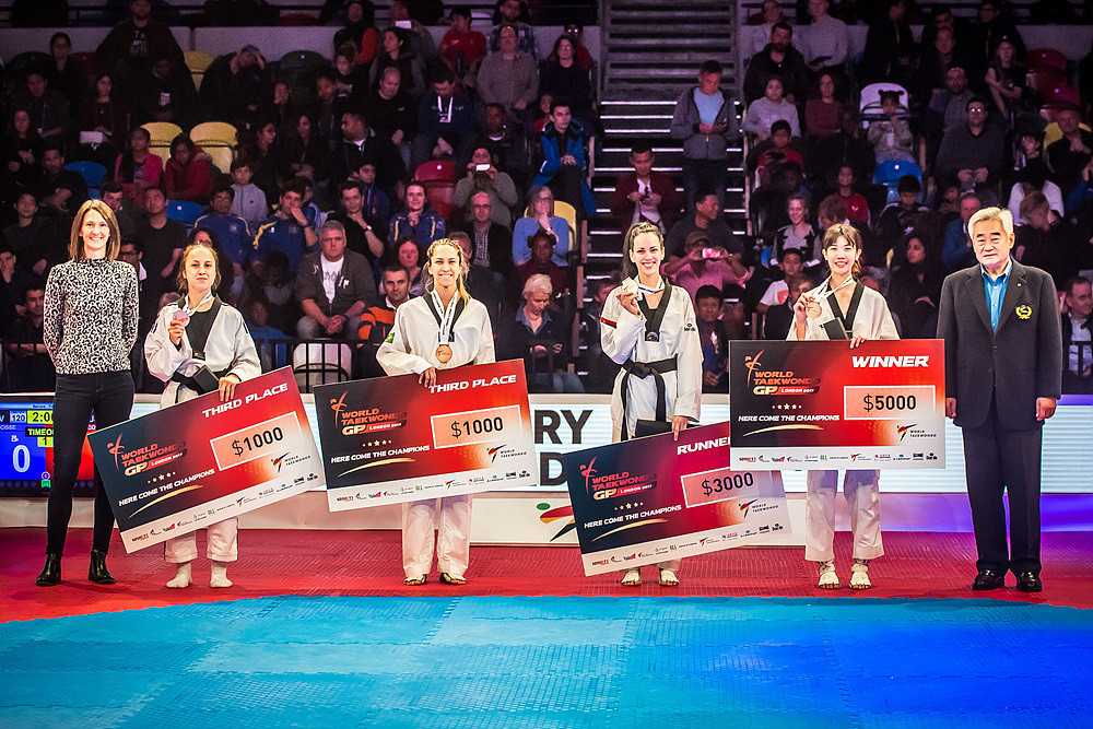 Wongpattanakit celebrated with her fellow medallists ©World Taekwondo