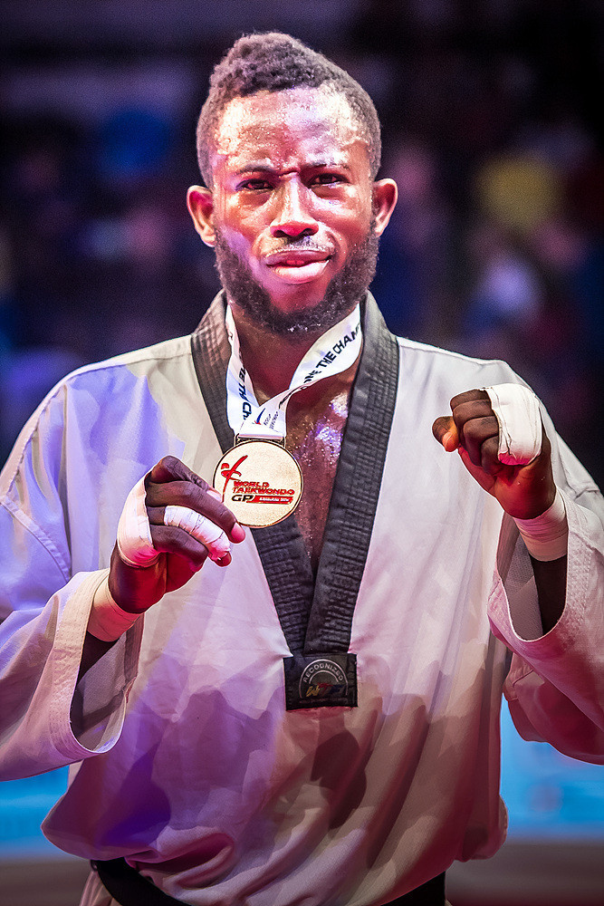 Cissé shows off his gold medal ©World Taekwondo