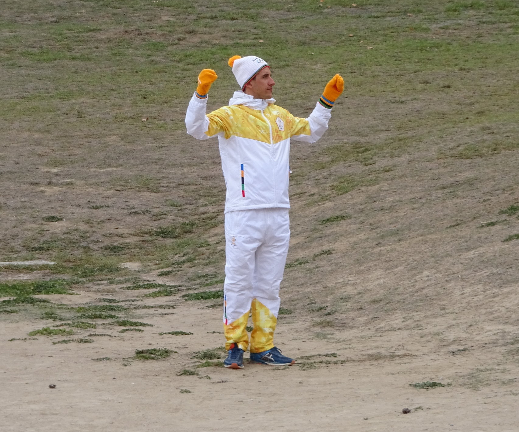 Apostolos Angelis wearing the Torchbearer's tracksuit ©ITG