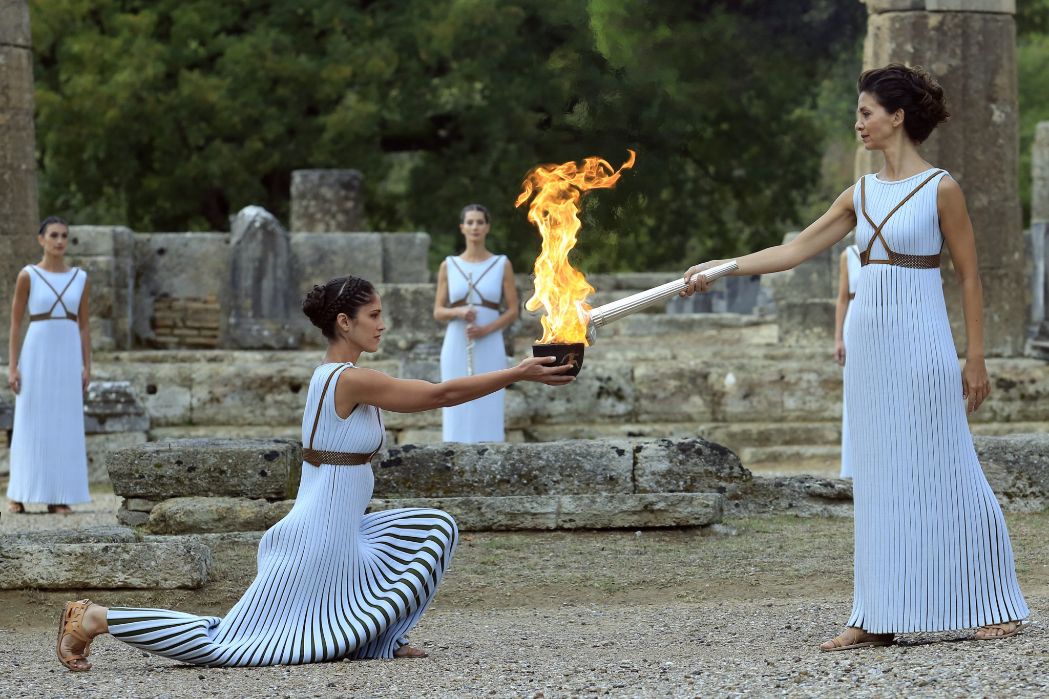 The high priestess passes the flame at the Temple of Hera ©Getty Images