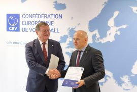 EUSA President Adam Roczek, right, was joined by CEV counterpart Aleksandar Boricic, left, at the signing ceremony ©EUSA