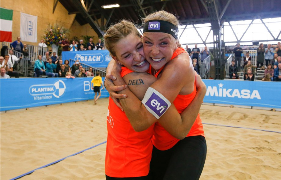 Dutch duo Joy Stubbe and Madelein Meppelink beat Germany’s Kim Behrens and Sandra Ittlinger today to claim the women’s title in front of a home crowd at the FIVB Beach World Tour Aalsmeer Open ©FIVB