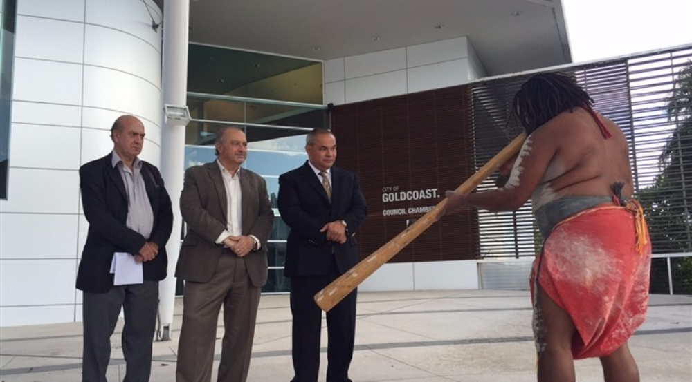 Gold Coast Mayor Tom Tate (right) and FIBA President Horacio Muratore (centre) were greeted with a traditional ceremony ©FIBA