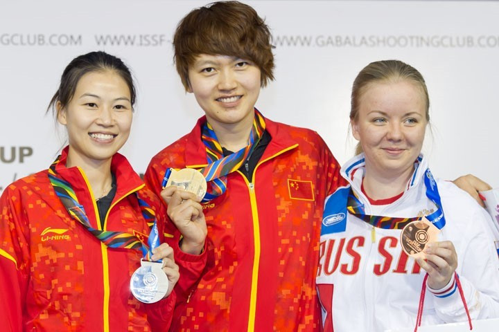 China's Chen Dongqi and Yi Siling occupied the top two positions in the women's 50 metre rifle three positions event ©ISSF