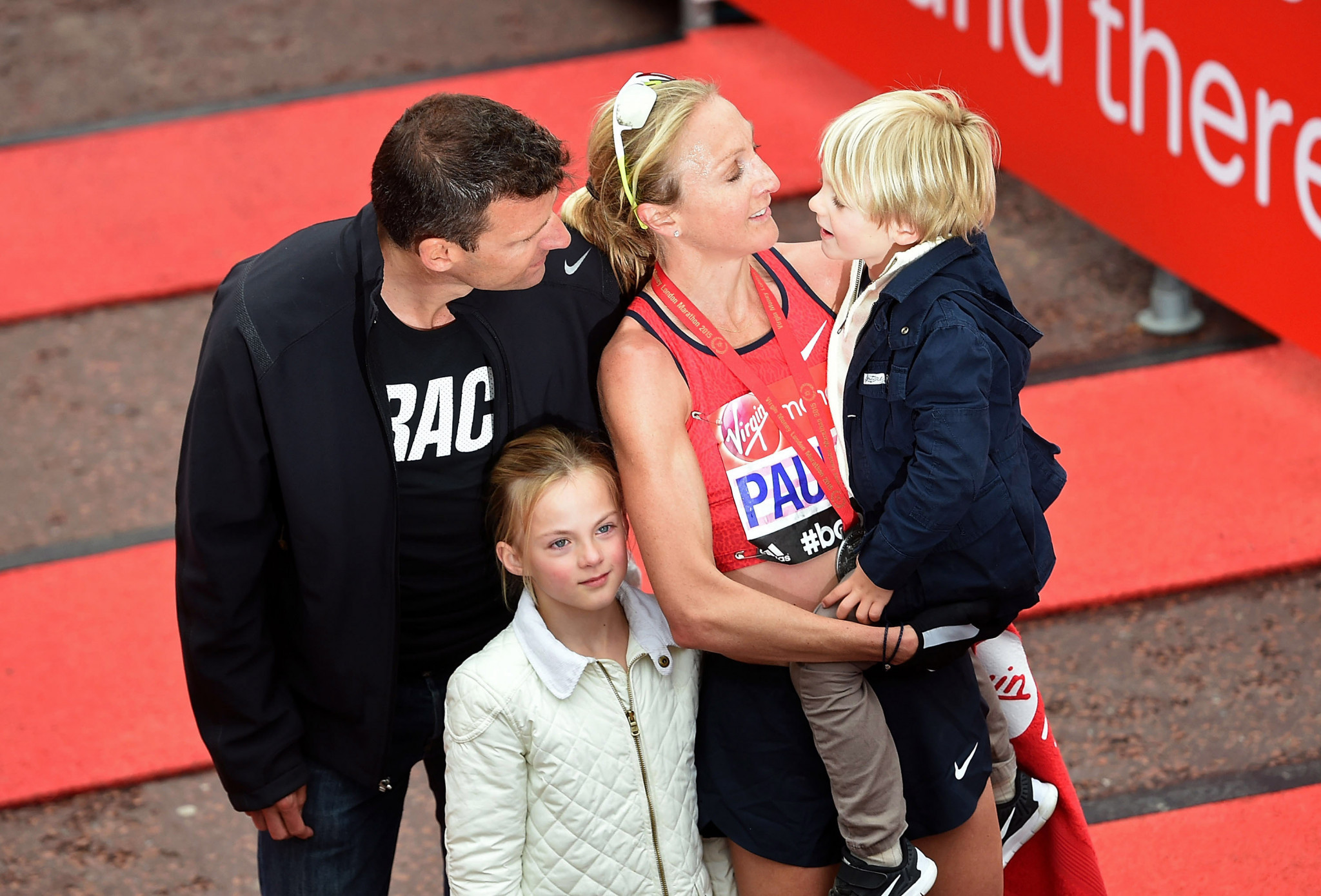 Gary Lough, left, with wife Paula Radcliffe and their two children after the 2015 London Marathon ©Getty Images