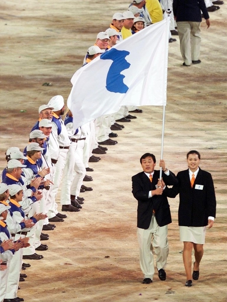 Flagbearers from North and South Korea marching together at the Opening Ceremony of Sydney 2000 ©Getty Images
