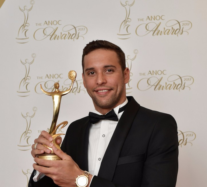Swimmer Chad le Clos poses with his ANOC Award ©Getty Images