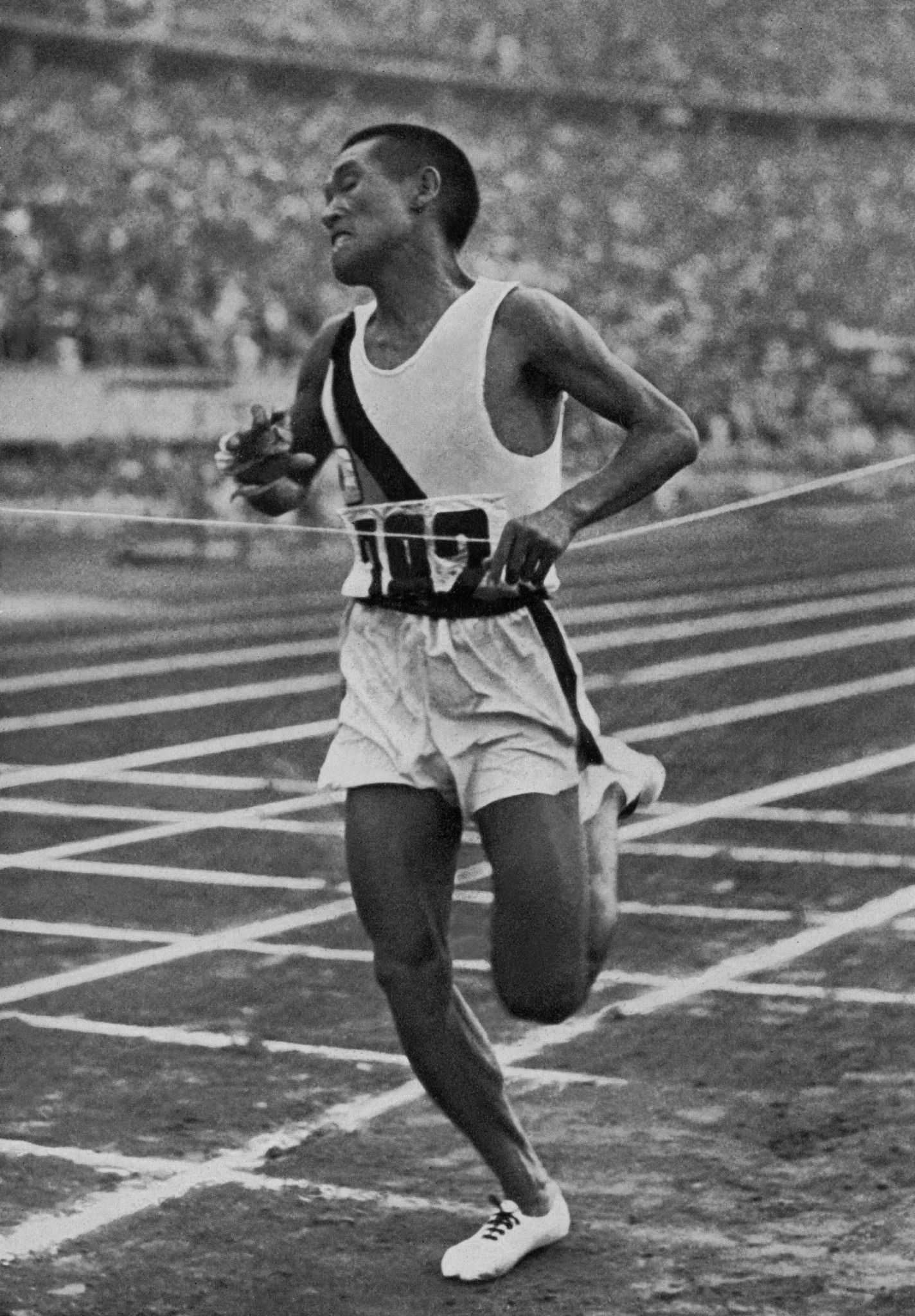 Korean champion Kitei Son, running in the colours of the Japanese Empire, crosses victoriously the finish line of the Berlin Olympic marathon in August 1936 ©Getty Images