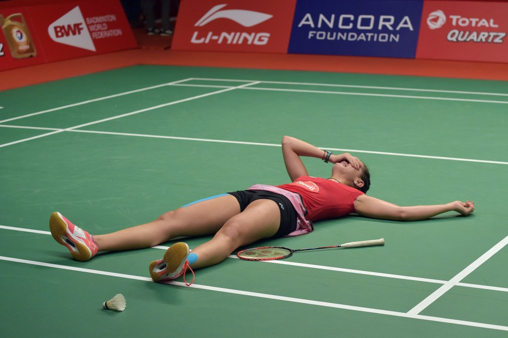 Spain's Carolina Marin proved too strong for India's Saina Nehwal to seal her second consecutive world title 