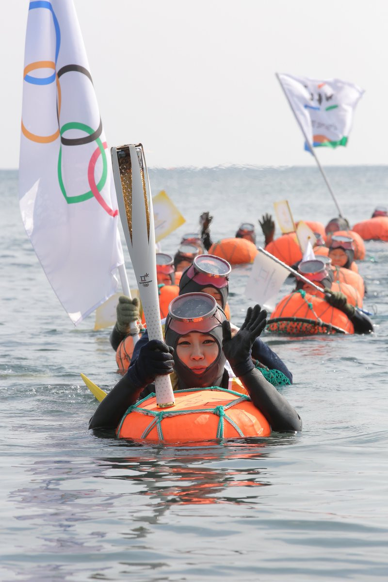 Divers were among the Olympic Torchbearers in Jeju ©Twitter