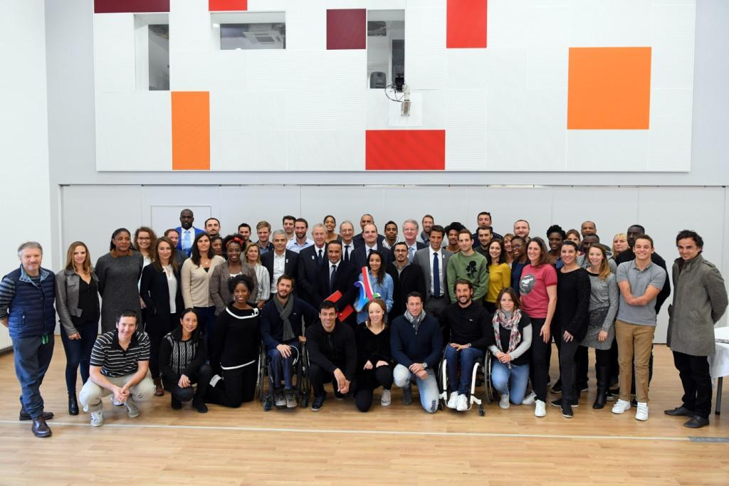 Athletes young and old(er) pose with Paris 2024 officials at the INSEP consultation exercise ©Paris 2024