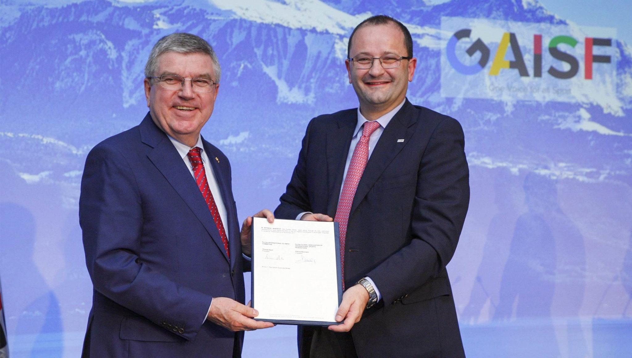 IOC President Thomas Bach, left, and GAISF counterpart Patrick Baumann signed the MoU ©IOC