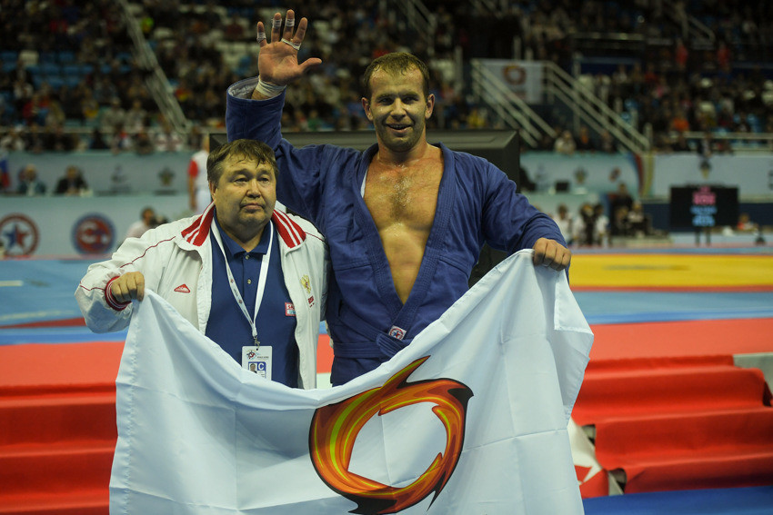 Russia's Alsim Chernoskulov became a five-time world champion with victory over Georgia's Davit Loriashvili in the men’s 100kg final ©FIAS